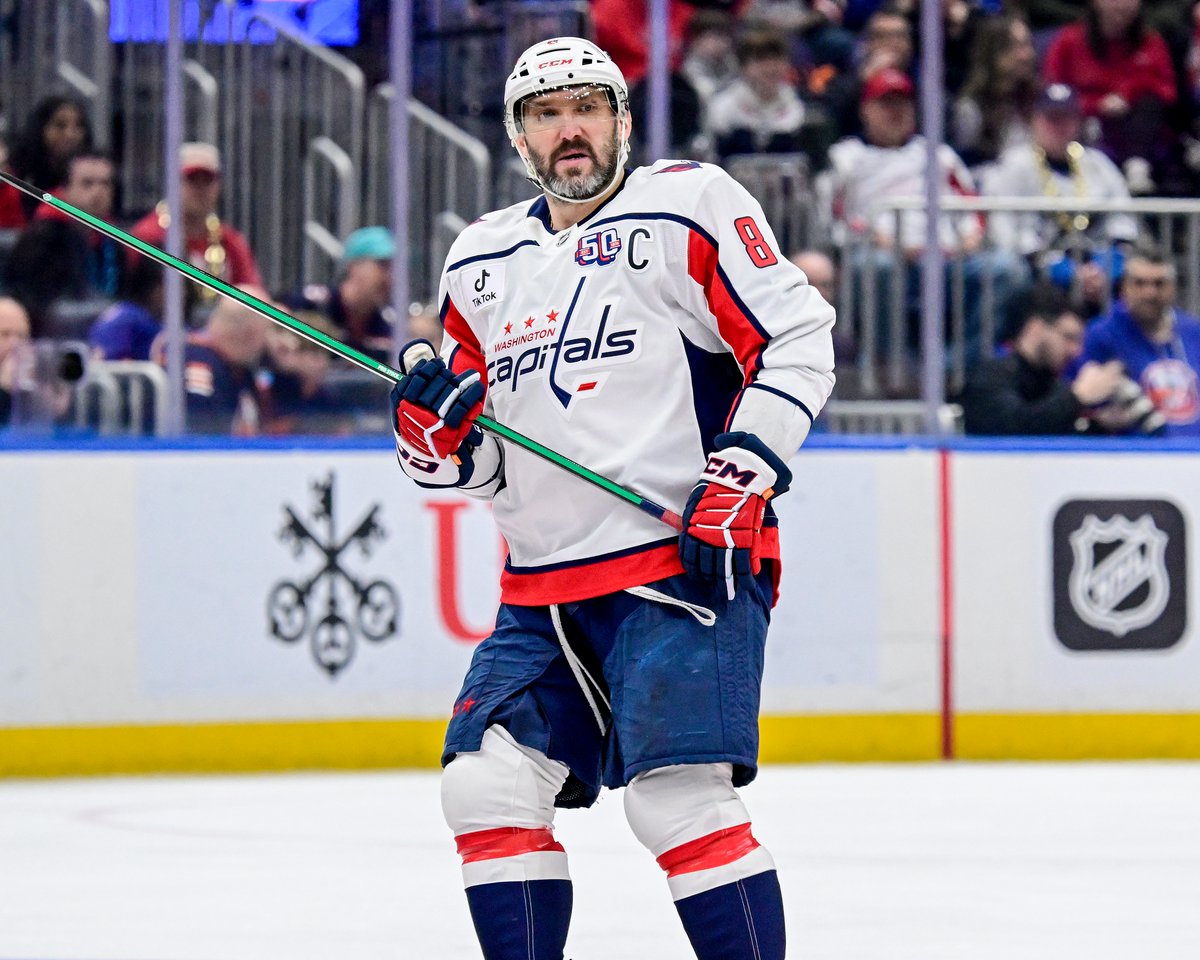 NHL's tweet photo. Wayne Gretzky - 894 goals in 1,487 games
Alex Ovechkin - 895 goals in 1,487 games

Undeniable #Gr8ness. 🤯 https://t.co/zYMnpTQmxV