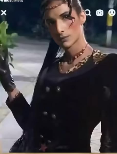 Por respeto es mejor no difundir el video... Pero si indigna profundamente ver cómo en pleno 2025 seguimos siendo testigos de crímenes de odio contra personas trans. 

Lo ocurrido con Sara Millerey en Bello, Antioquia, no es un hecho aislado: es el reflejo de una violencia