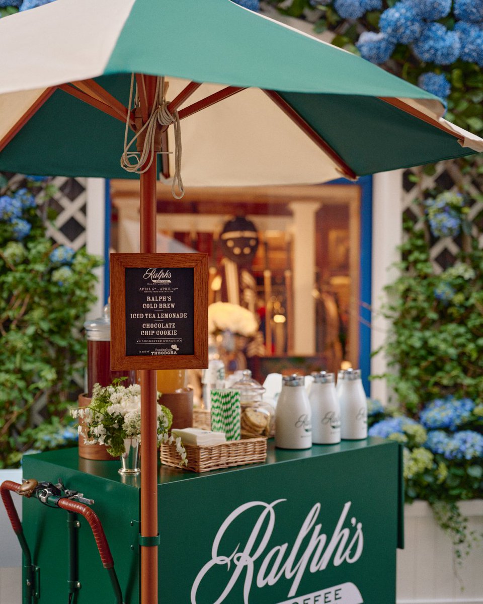 RalphLauren's tweet image. Ralph Lauren presents #RLInTheHamptons in Milan.

During #MilanDesignWeek, our Via della Spiga flagship is reimagined with the idyllic charm of a Hamptons cottage, dressed in a classic palette of blue and white and coastal American style. Our #RalphsCoffee welcomes guests to…
