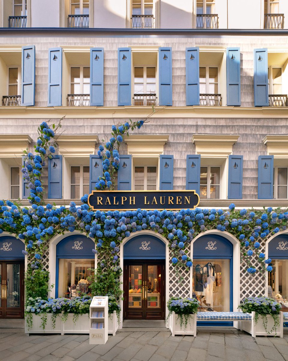 RalphLauren's tweet image. Ralph Lauren presents #RLInTheHamptons in Milan.

During #MilanDesignWeek, our Via della Spiga flagship is reimagined with the idyllic charm of a Hamptons cottage, dressed in a classic palette of blue and white and coastal American style. Our #RalphsCoffee welcomes guests to…
