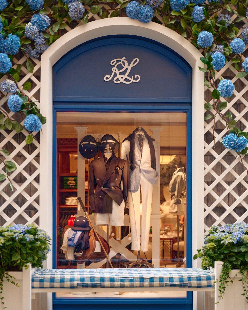 RalphLauren's tweet image. Ralph Lauren presents #RLInTheHamptons in Milan.

During #MilanDesignWeek, our Via della Spiga flagship is reimagined with the idyllic charm of a Hamptons cottage, dressed in a classic palette of blue and white and coastal American style. Our #RalphsCoffee welcomes guests to…