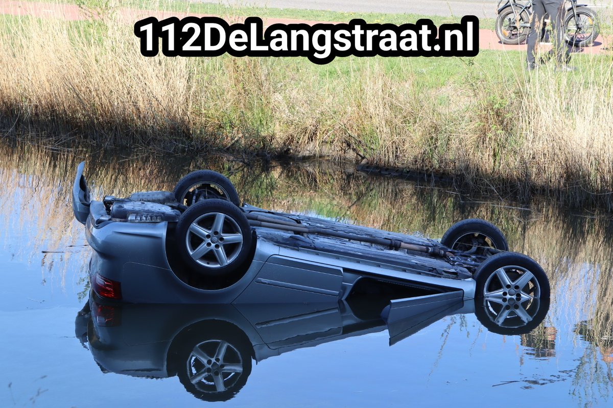 Auto op zijn kop in de sloot in Waalwijk