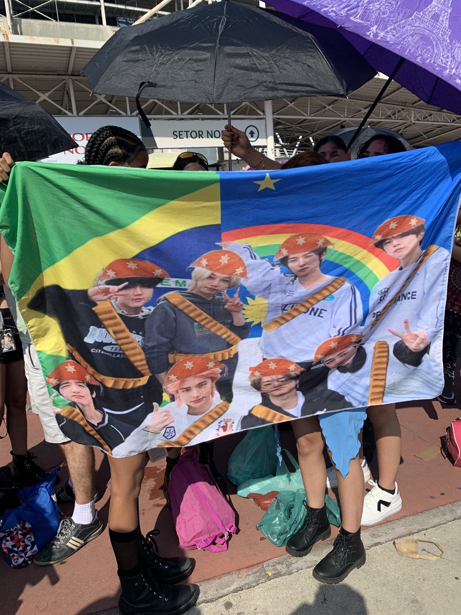 bangos protegendo o felix black hair tweet media