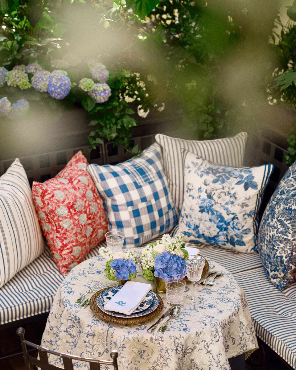 RalphLauren's tweet image. Ralph Lauren presents #RLInTheHamptons in Milan.

During #MilanDesignWeek, our Via della Spiga flagship is reimagined with the idyllic charm of a Hamptons cottage, dressed in a classic palette of blue and white and coastal American style. Our #RalphsCoffee welcomes guests to…