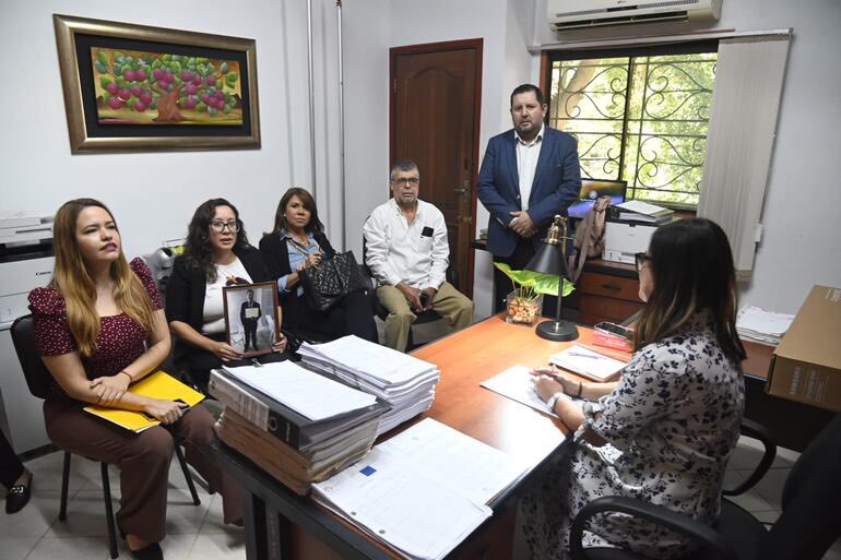 CelesteSenadora's tweet image. Acompañe a las víctimas de la violencia policial frente al Palacio de Justicia a presentar la denuncia a la Fiscal de de DDHH Dra. Zully Figueredo.
No hay represión chica o grande, hay REPRESIÓN, no hay violencia medida o desmedida, hay VIOLENCIA y hay una Constitución Nacional…