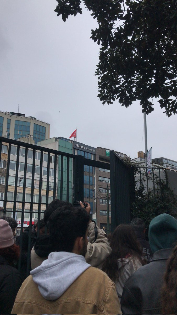 18.00 itibariyle Mimar Sinan Fındıklı kampüsüne girişler yasaklandı, okula girmek isteyen öğrenciler kapıdan alınmıyor. #MSGSÜ #MSGSÜAYAKTA