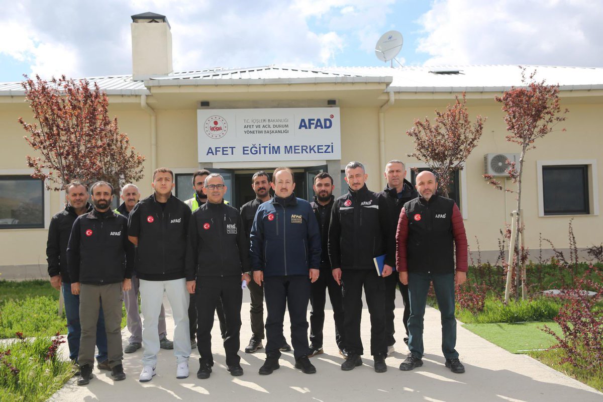 📍 Ankara • Etimesgut

#AFAD Başkanımız Vali Sn. Ali Hamza Pehlivan, Ankara'da kurulmakta olan AFAD Uygulamalı Eğitim Merkezi'ni ziyaret etti; sahada devam eden çalışmalarla ilgili bilgi aldı.

AFAD Uygulamalı Eğitim Merkezi Projesi;
📌 Ülkemizin afet ve acil durumlara müdahale