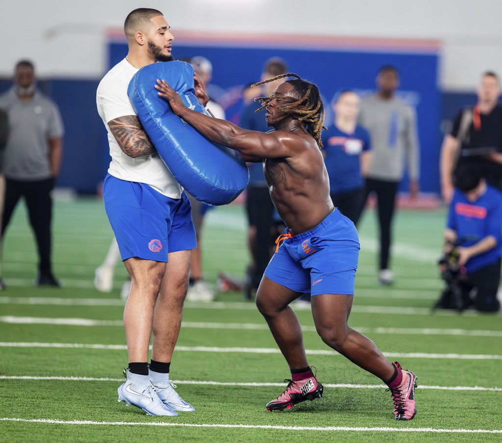 RapSheet's tweet image. The #Raiders are hosting several top draft prospects this week, including #BoiseSt RB Ashton Jeanty and #Texas QB Quinn Ewers, sources say. 

They fly in on Tuesday. Las Vegas holds the 6th overall pick and No. 37 in the 2nd round.