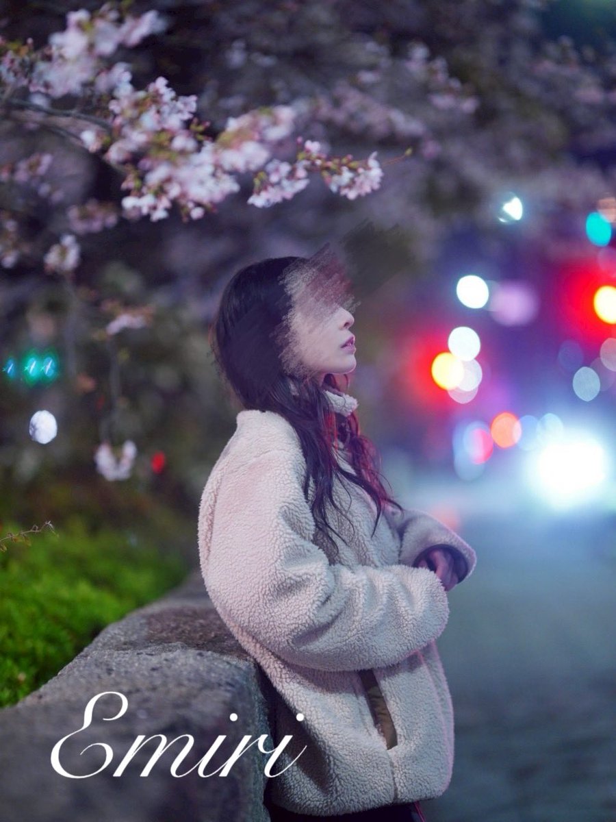 大阪城公園の夜桜🌸
予想以上に寒くてカメラマンさんの上着一生借りパクしてたやつ