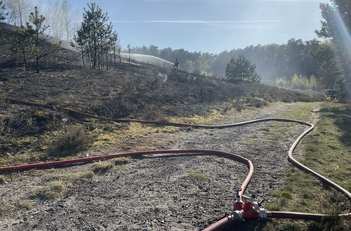 De brandweer heeft aangegeven dat het om een zeer grote brand gaat. Op dit moment zijn er 4 brandweerwagens, 3 waterwagens en 2 verkenningseenheden bezig met het blussen van de brand.