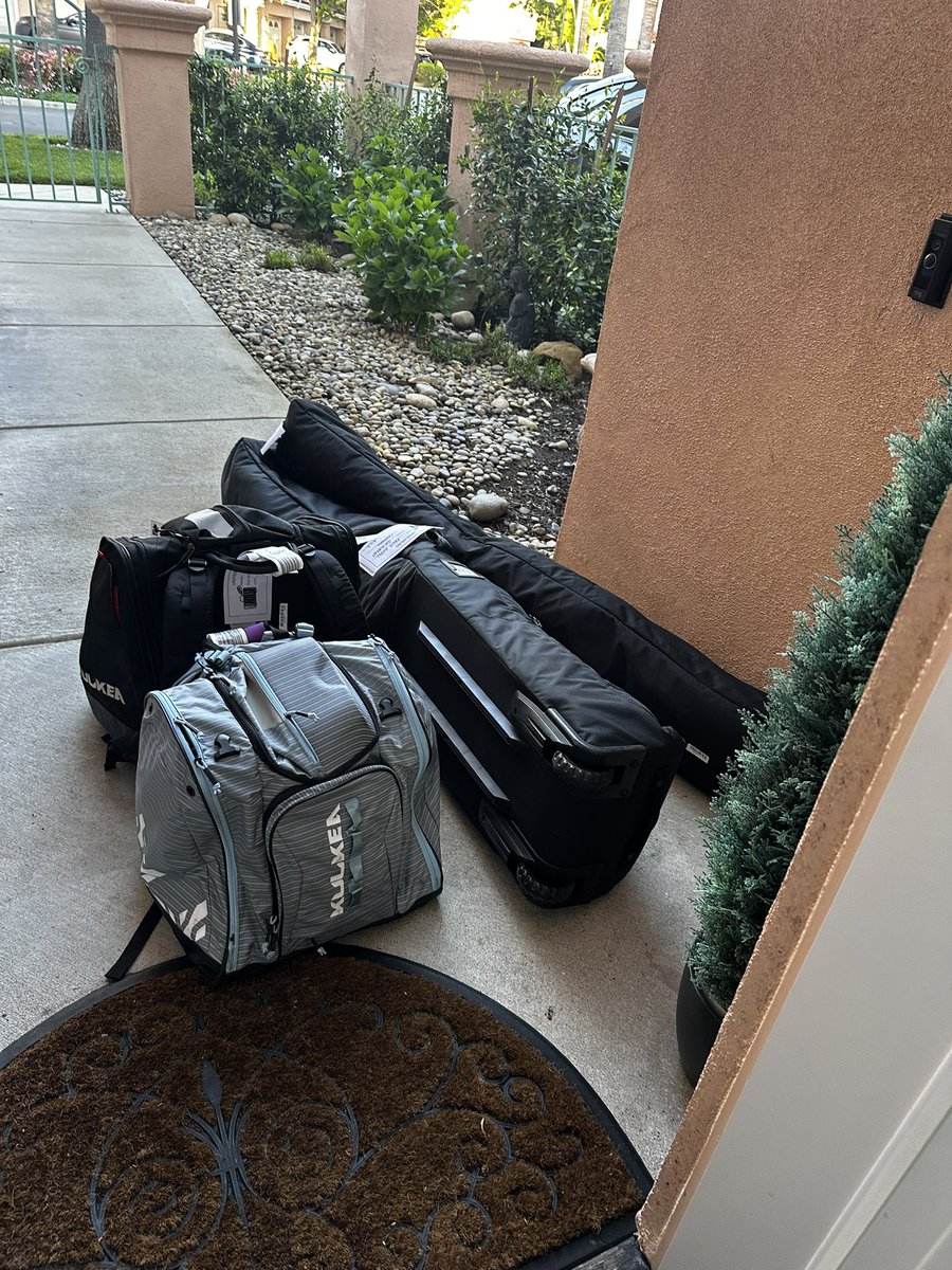 KellyDippel's tweet photo. ✈️ UNITED, DO BETTER.

Missing bags with over $3k of ski gear were delivered to my porch after 11:00 PM with a text - no phone call. Thousands of dollars in ski gear left completely unattended overnight. 
#UnitedAirlines #CustomerServiceFail #LostLuggage #DoBetterUnited https://t.co/iM5NxXd0bi