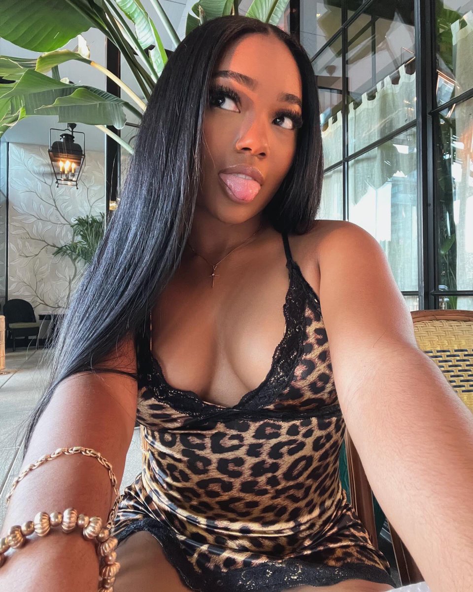 jaslacye's tweet photo. Showed up to dinner as dessert 🍰 https://t.co/JbLyJlqcc7