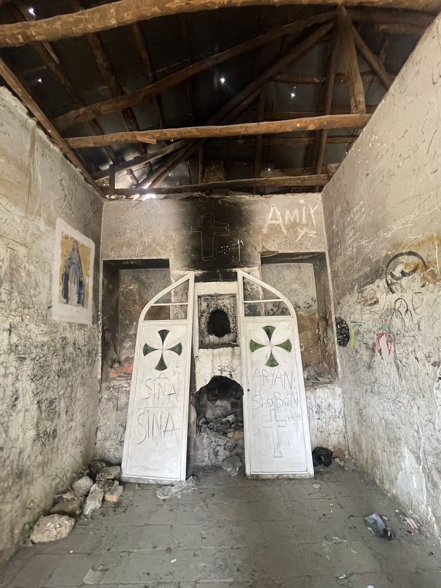 چرا واقعا؟ 
رو دیوار یه کلیسای متروکه در قلات