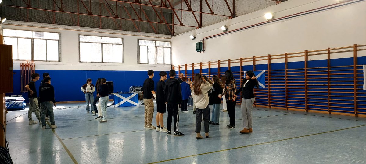 imypbcn's tweet photo. En el marc de les Jornades de les Arts i les Lletres l'alumnat de 3r d'ESO realitza un taller de danses escoceses. 🕺🏻💃🏻👫🎶 https://t.co/AwgXky9A8h