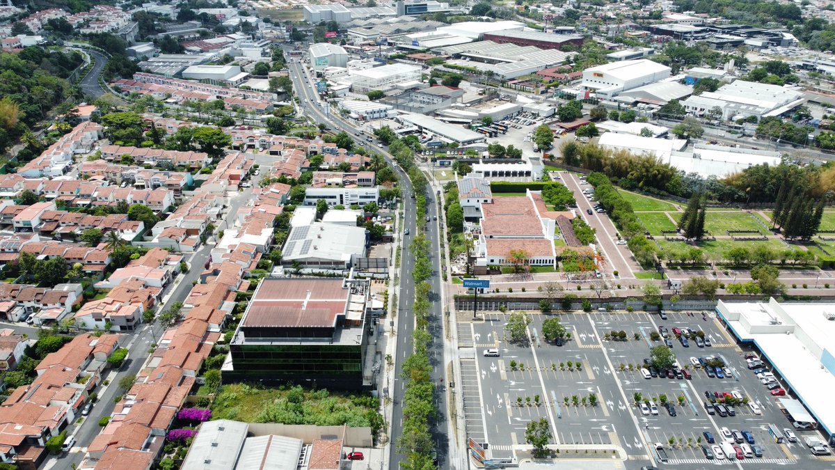 agile_real's tweet photo. Oficinas Corporativas en alquiler: 

📍 Ubicación estratégica en Antiguo Cuscatlán

🔹 3,451 m² de oficinas listas para ocupar
🔹 141 plazas de parqueo exclusivas
🔹 Área total de construcción: 8,156 m²
🔹 Área de parqueos: 4,704 m²

Escríbenos para más información https://t.co/Wary3wSFYq