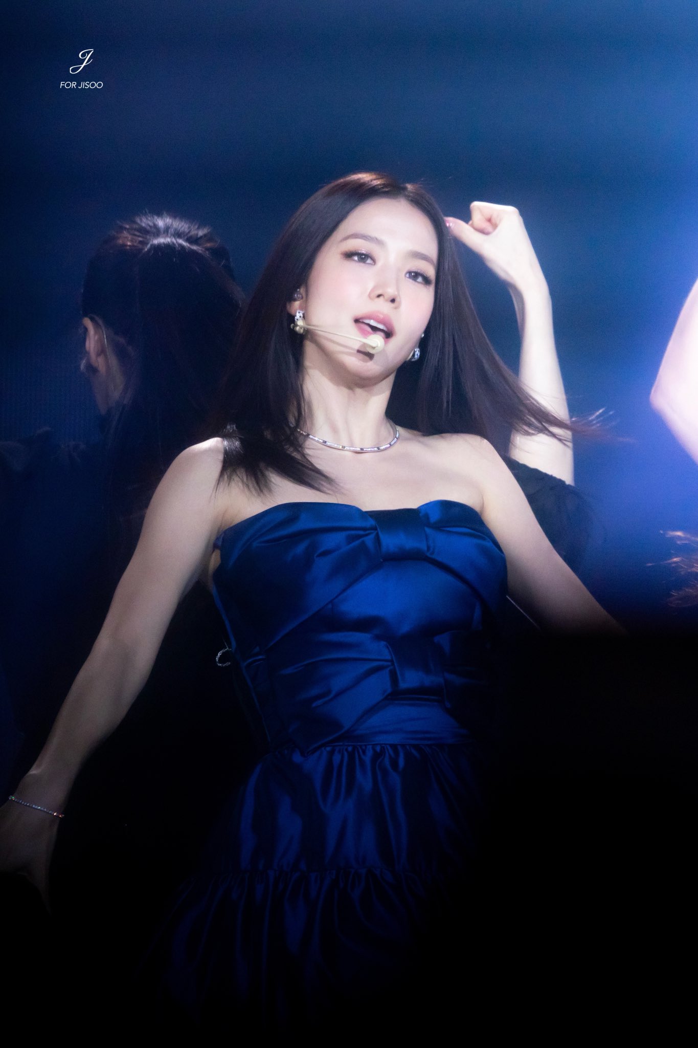Jisoo màu xanh dương cobalt