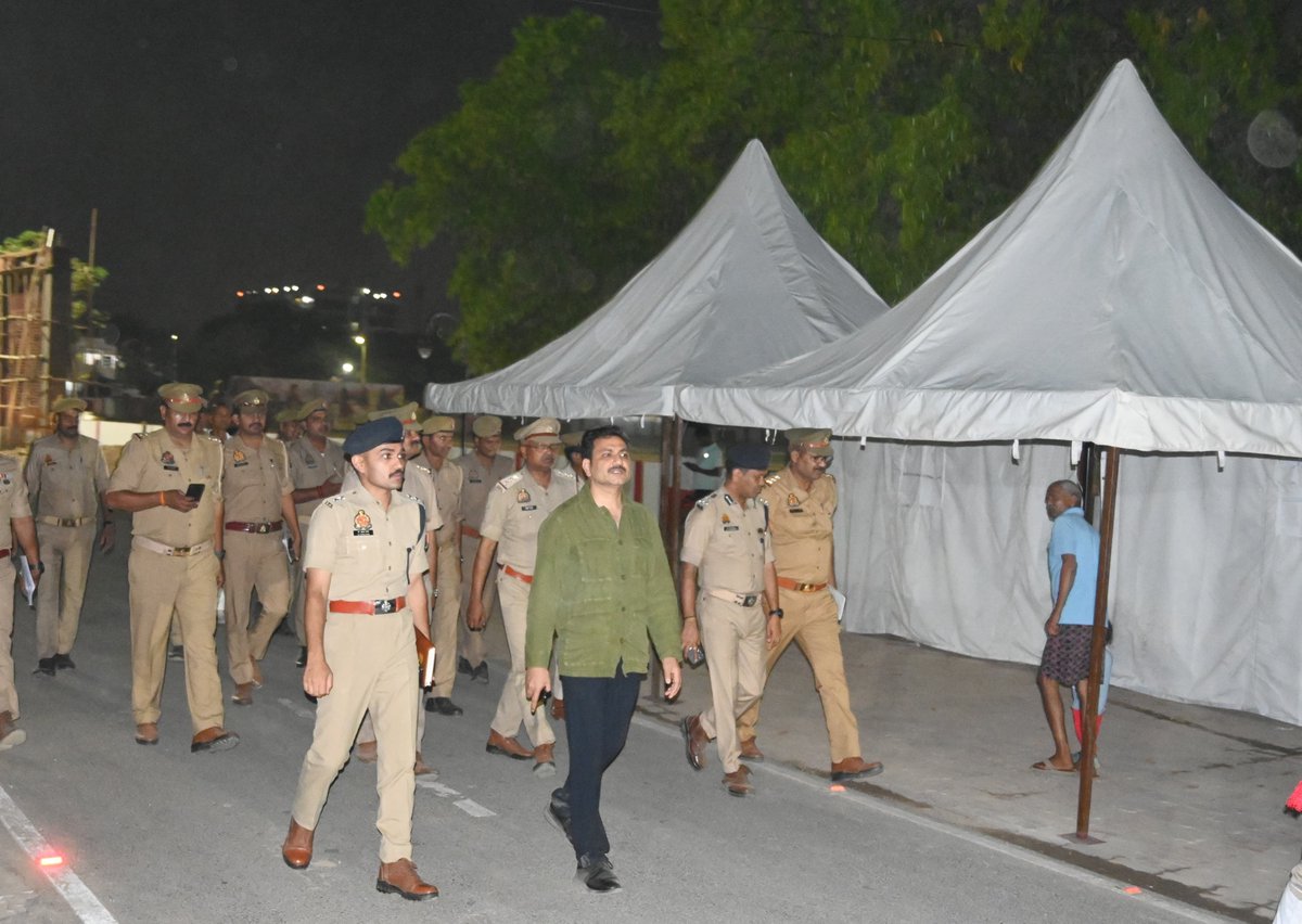 #CP_VNS <a href="/mhtagarwal/">Mohit Agarwal, IPS</a> द्वारा पुलिस लाइन्स वाराणसी का निरीक्षण कर दिये आवश्यक दिशा-निर्देश ।

#UPPolice
#PoliceCommissionerateVaranasi