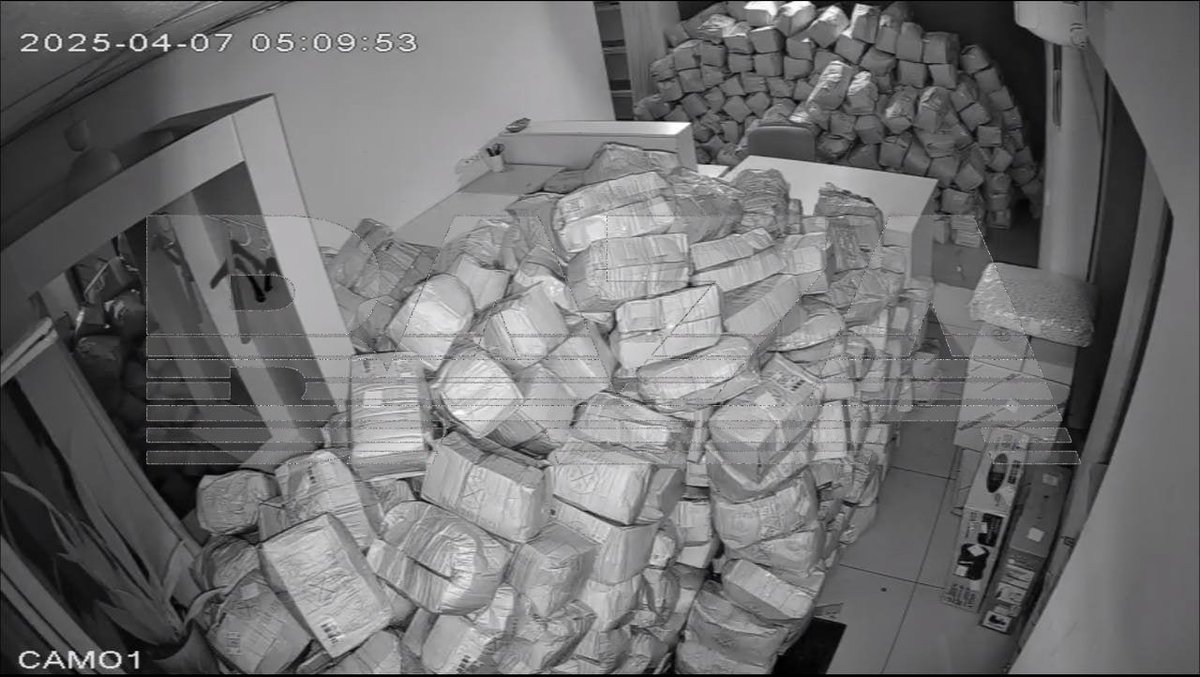 В пункт выдачи заказов в Барнауле привезли 4 тонны (!) картошки. 

Картофель привезли сегодня утром — такой большой заказ, естественно, парализовал работу всего ПВЗ. 

Оказалось, что картошка — это возврат остатков поставщика со склада.

Картошку, впрочем, уже забрали.