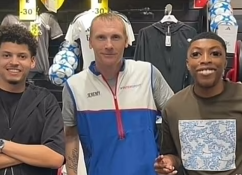 Un ancien vainqueur de la Ligue des Champions avec Barcelone devenu vendeur dans un magasin de sport👇👇👇
festfoot.kesug.com/2025/04/07/lig…