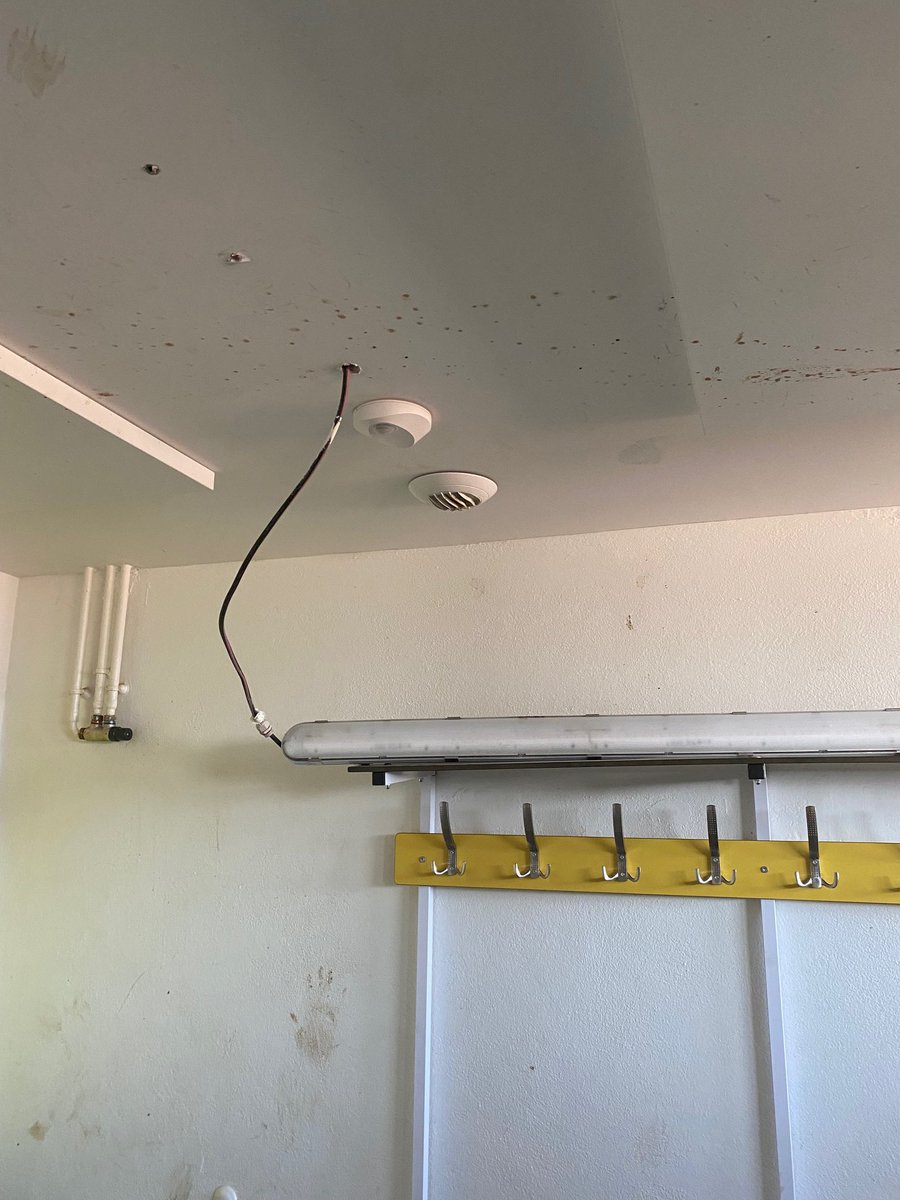 rencontre de Fédérale 2  l’EVMBO/<a href="/calormontrugby/">CA Lormont Rugby HG</a>  ce dimanche, nous avons découvert le vestiaire visiteur dans un état déplorable. Les dégâts constatés incluent des plaques de plâtre et des luminaires arrachés, représentant des dégradations estimées à plusieurs milliers €