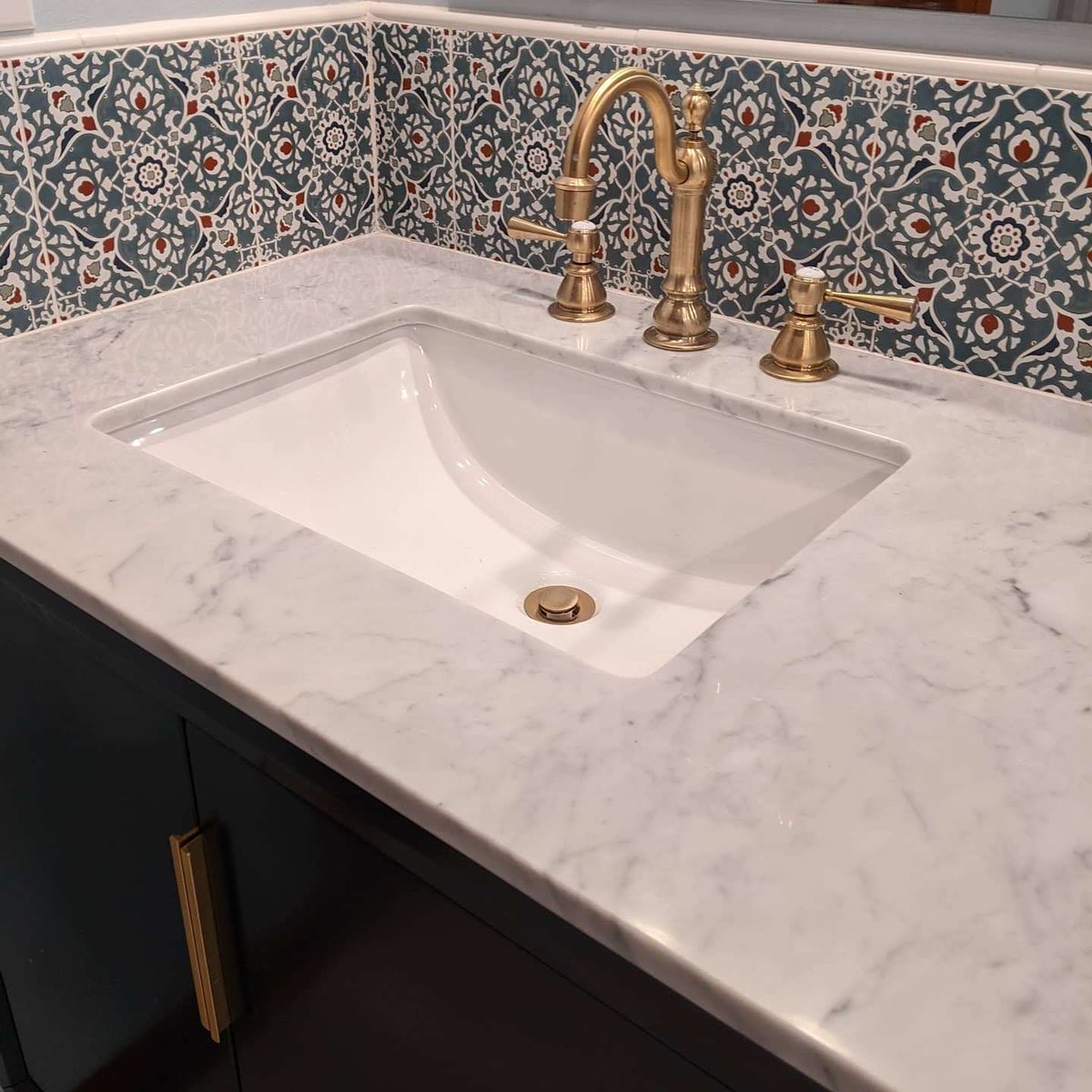Your home doesn’t need a high-end budget to look high-end. Try switching out hardware (knobs, pulls, faucets) for an instant upgrade! #InteriorDesign #homeimprovement #budgetdesign