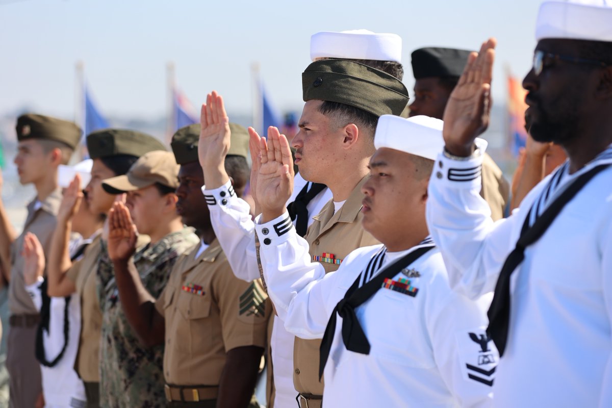 USCIS_es's tweet image. Los miembros del servicio militar estadounidense, los veteranos y sus familiares pueden ser elegibles para recibir beneficios de inmigración en reconocimiento a sus sacrificios. Obtenga más información: uscis.gov/es/militares/m… #ServiceMembers #Veterans