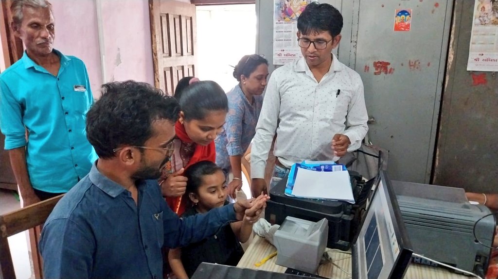 eGramValsad's tweet image. ટુકવાડા ગ્રામ પંચાયત ખાતે #eGram #VCE તુષારભાઈ દ્વારા આધાર કેમ્પનું સફળ આયોજન કરવામાં આવ્યું. ગ્રામ્ય નાગરિકો માટે ડિજિટલ સેવાઓને સાકાર કરતી સુંદર પહેલ!
#DigitalIndia #AadhaarCamp #RuralEmpowerment #GoodGovernance #VCEinAction #UIDAI
@DDO_VALSAD @dyddo_valsad @InfoValsadGoG