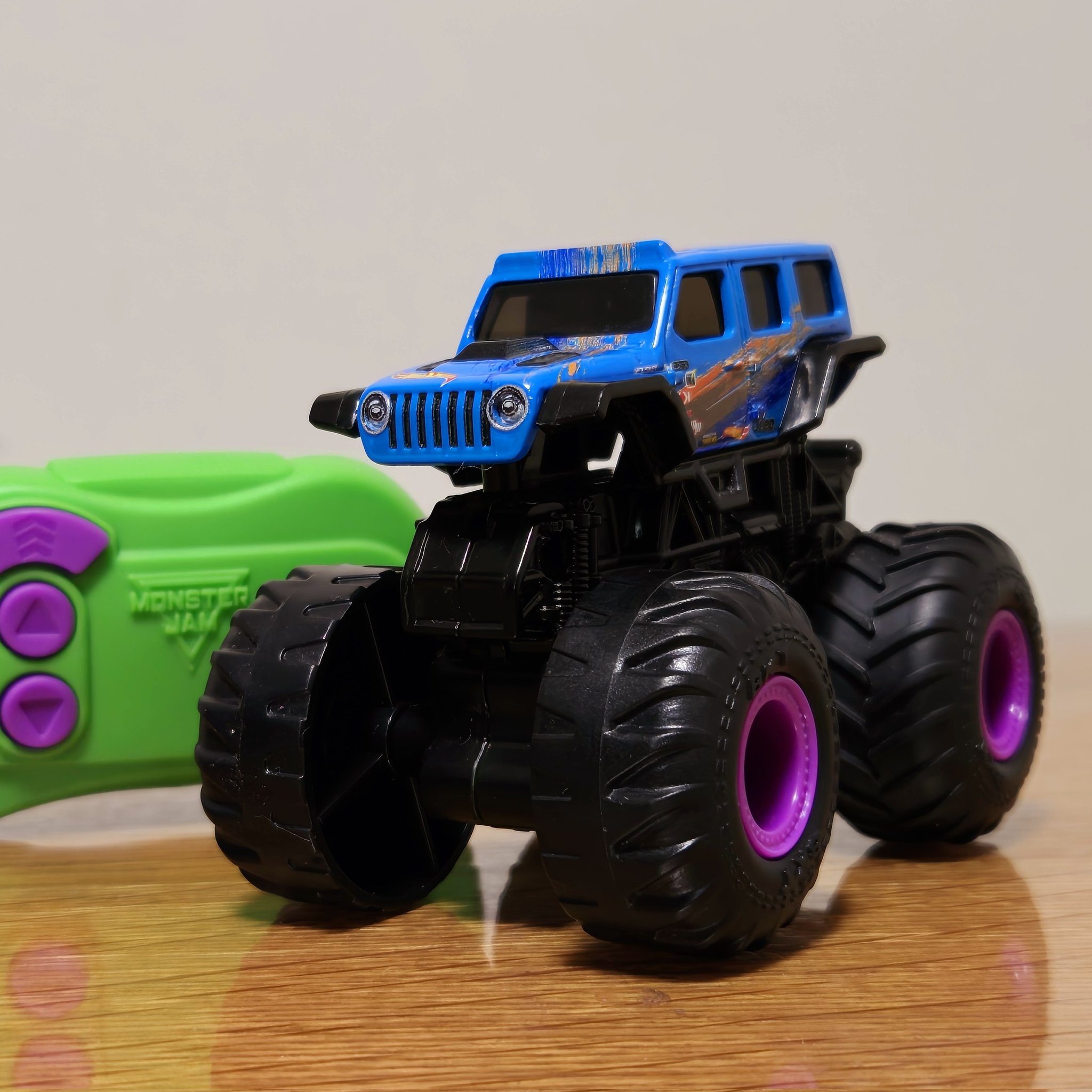 サベージなどモンスタートラックボディ4枚 Amazon.co.jp: Hot Wheels モンスタートラック 2023年用 1:64