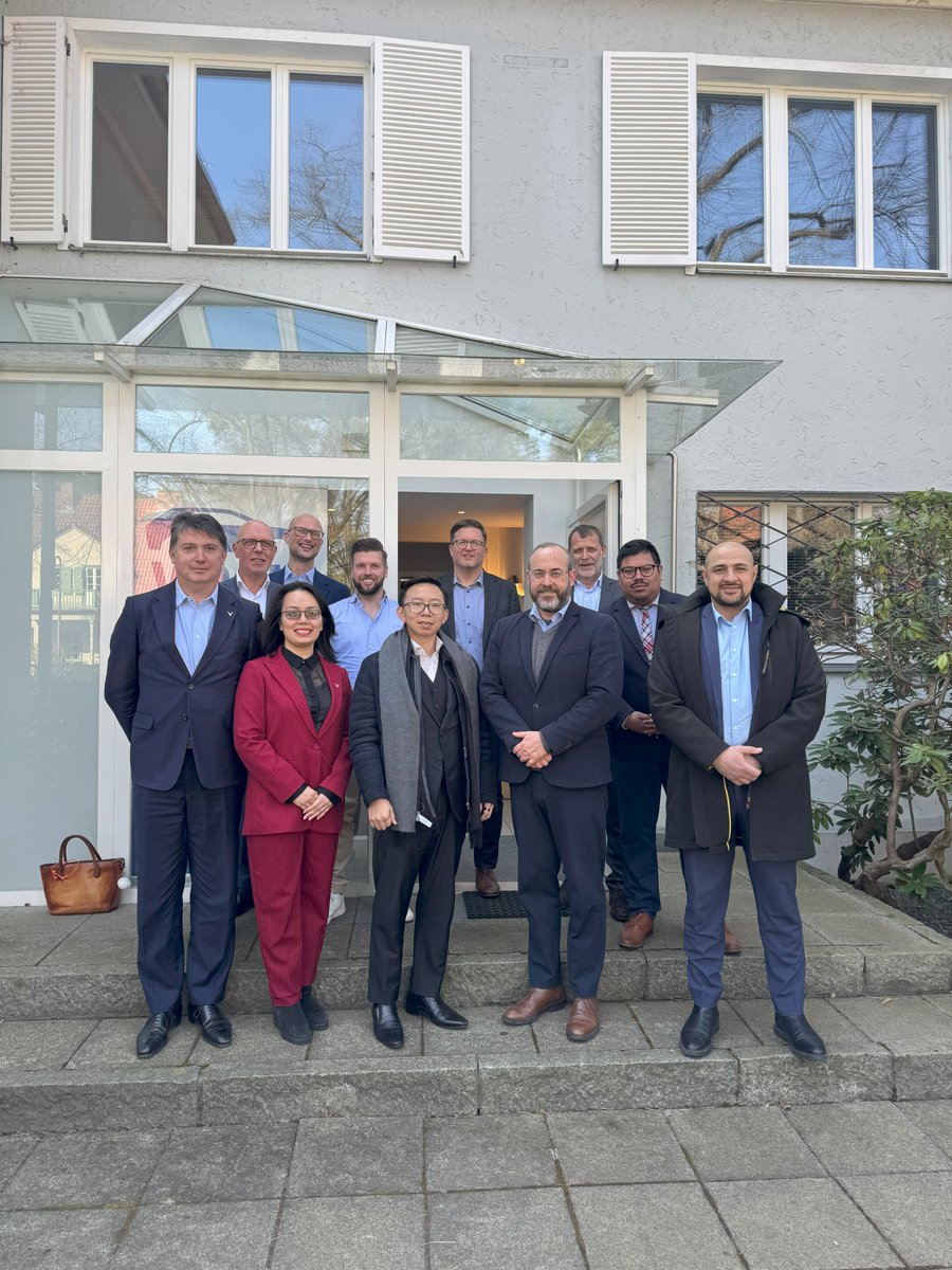 Letzte Woche hatten wir eine Delegation von unserem Mitglied VINFAST zu  Besuch in der VDIK-Repräsentanz in Berlin. Vielen Dank für die  interessanten Gespräche und den guten Austausch zu den aktuellen  Entwicklungen am deutschen Fahrzeugmarkt.