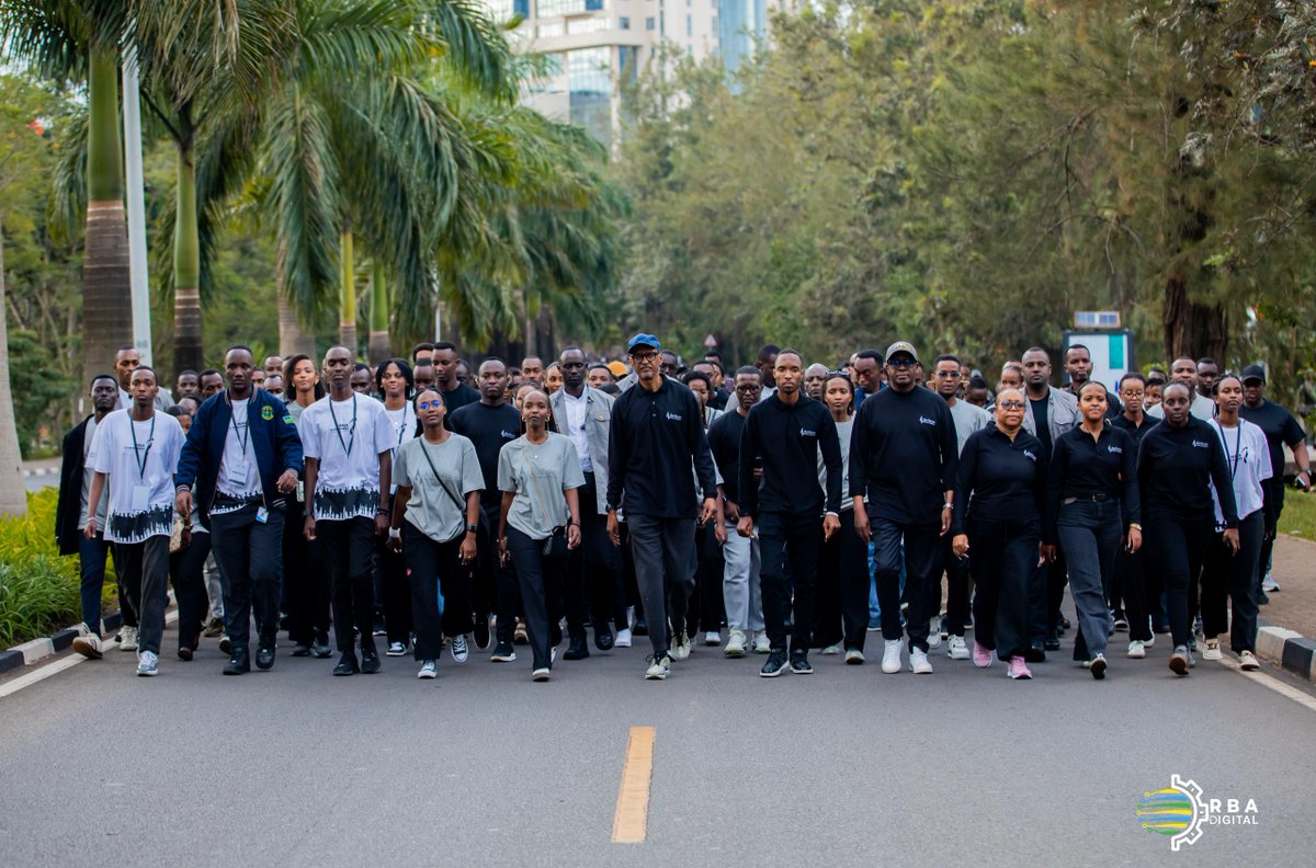 rbarwanda's tweet photo. 🚨AMAKURU AGEZWEHO🚨

Perezida Kagame yitabiriye urugendo rwo #Kwibuka31 ruzwi nka #WalkToRemember.

Umukuru w’Igihugu yifatanyije n’ibihumbi by’Abanyarwanda, abayobozi mu nzego nkuru z'Igihugu, abahagarariye ibihugu n'imiryango mpuzamahanga ikorera mu Rwanda, urubyiruko n'abandi bitabiriye uru rugendo. #RBAAmakuru