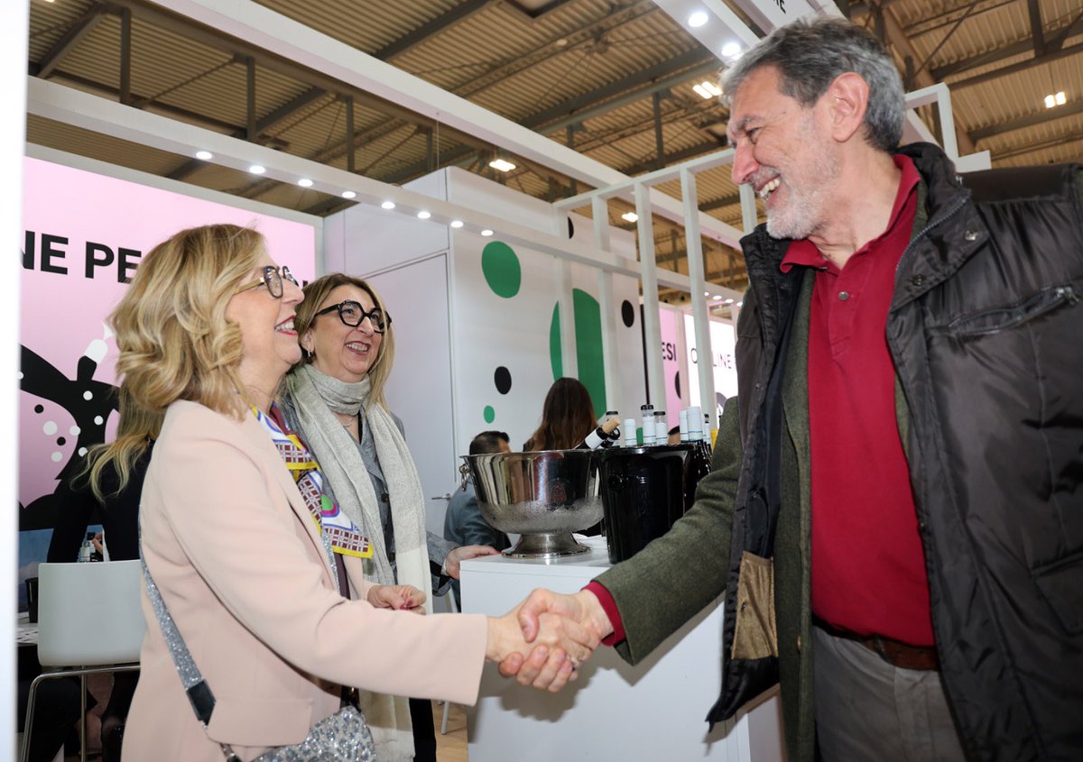 marcomarsilio's tweet photo. Torno dal #Vinitaly con l’orgoglio nel cuore: l’#Abruzzo è stato protagonista assoluto. Il nostro vino, le nostre cantine, il talento dei ragazzi di @Rurabilandia raccontano un modello fatto di qualità, passione e bellezza. Un Abruzzo che guarda al futuro. #ModelloAbruzzo https://t.co/vQOWyvzdFr