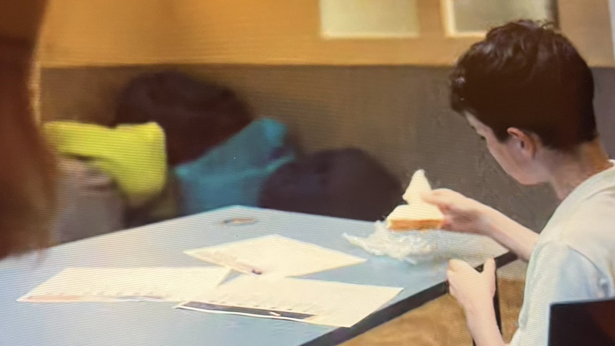 Lo que más me hace mierda de la escena del sándwich de miga en Adolescencia no es el jueguito psicológico sobre si el pibito lo disfrutaba o no. Me desvela que haya gente que le da el primer mordisco por la hipotenusa en lugar de por los vértices inferiores