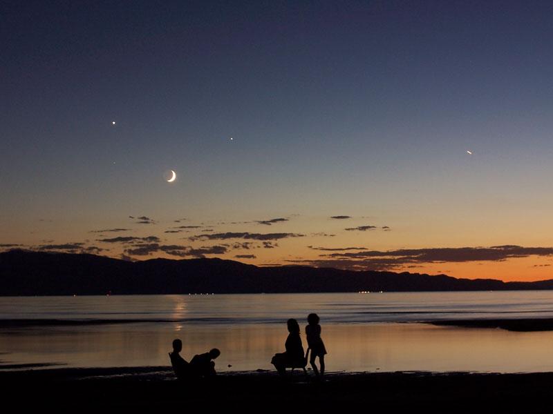 nasapod's tweet image. Astronomy Picture from 13/09/2005

A Quadruple Sky Over Great Salt Lake

Source: apod.nasa.gov/apod/ap050913.…

#CelestialAlignment #NightSkyFamily #UtahSky #CrescentMoon #VenusJupiterConjunction #Spica #Astrophotography #FamilyStargazing #GreatSaltLake