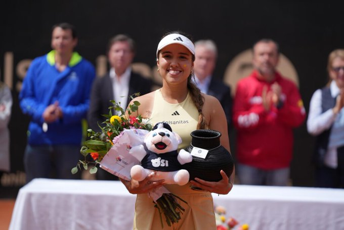 10_santigol's tweet photo. https://t.co/gAqV7Ag64C

COPA COLSANITAS 2025 : CAMILA OSORIO OBTUVO SU TERCER TÍTULO Y CONFIRMÓ SU PODERÍO EN BOGOTÁ .

Por : @10_santigol 

#CamilaOsorio

#WTABogotá

#WTA250

#TenisFemenino

#TenisColombiano

#WTA

#WTAFinal

#WTAChampion

#WomensTennis https://t.co/RPiv2rvInX