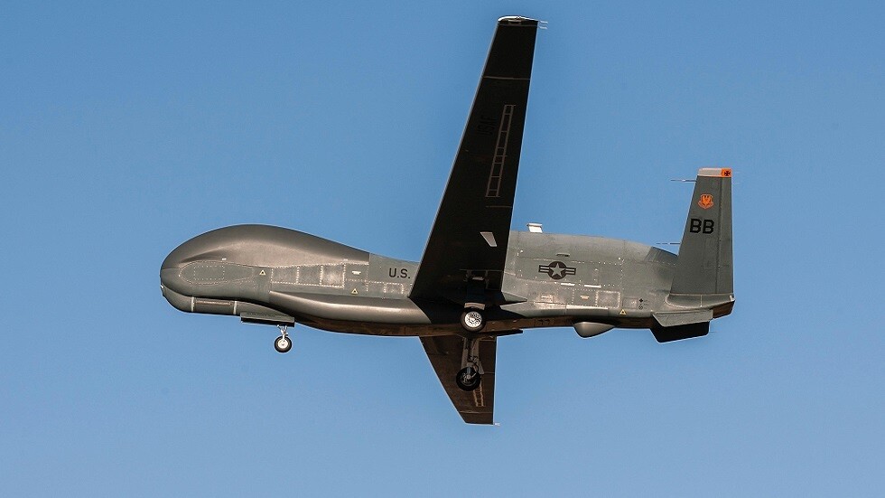 رصد إقلاع طائرات أمريكية
من دولتين خليجيتين مجاورتين ⚡🔥

رصدت مواقع متخصصة في تتبع حركة الملاحة الجوية إقلاع طائرات أمريكية من دولتين خليجيتين لشن غارات على #اليمن. 

وأظهرت تلك المواقع تحركات لطائرة مسيّرة أمريكية من طراز MQ-4C Triton، من قاعدة الظفرة في الإمارات إلى البحر