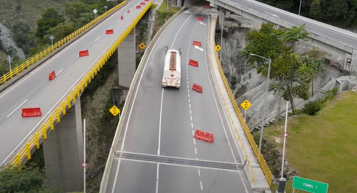 endocrinorosero's tweet photo. 🚗💰 ¿Cuánto tiempo necesita una concesión vial para recuperar su inversión?

(Solo son datos con ayuda de buscadores de IA  😱😱)

Analizamos el caso de la vía Bogotá–Villavicencio y los números son impresionantes. 👇

📊 Según la ANI, por esta ruta transitan entre 25.000 y 35.000 vehículos diarios, entre autos, buses, camiones y motos.

🧾 Cada vehículo paga en promedio $191.657 por los tres peajes del corredor.

💵 La inversión total de la concesión (Coviandina S.A.S.) fue de 3,5 billones de pesos.

Pero... no todo lo recaudado va al bolsillo del concesionario. También deben cubrir: 

🔧 Operación y mantenimiento
🚨 Seguridad vial
🌱 Gestión ambiental
💸 Impuestos y contribuciones
📈 Rentabilidad para terceros

Conservadoramente, se estima que solo el 60% del ingreso neto sirve para recuperar la inversión.

📅 ¿Resultado?

Con estos datos, el concesionario podría recuperar la inversión en: 

✅ 2 años y 5 meses (si el tráfico es alto y la operación eficiente)
⏳ hasta 3 años y 4 meses (con menor tráfico y más gastos)

🤯 ¡Y el contrato es por 40 años y 9 meses!

📌 Contrato de concesión No. 005-2015, firmado en julio de 2015.

¿Tú qué opinas? ¿Es un buen negocio? ¿Debería ser diferente la estructura de estos contratos?

PD. Son datos aproximados, el objetivo es hacer la reflexión.