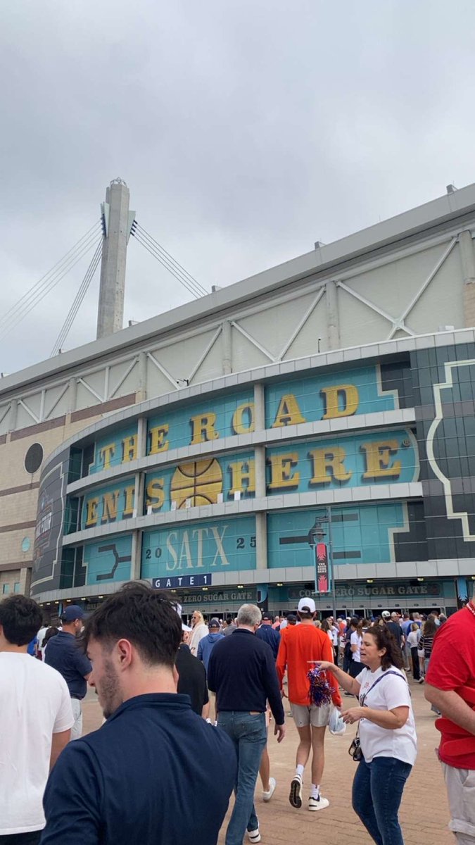 jspenge's tweet image. Great time in San Antonio for the Final 4 with my dad &amp;amp; brother. Getting to meet Jalen Rose and having the chance to talk some basketball was awesome! He also took the time to introduce us to Charles Barkley. Thanks to @FanaticsBook for the awesome opportunity! #EmbracetheChaos