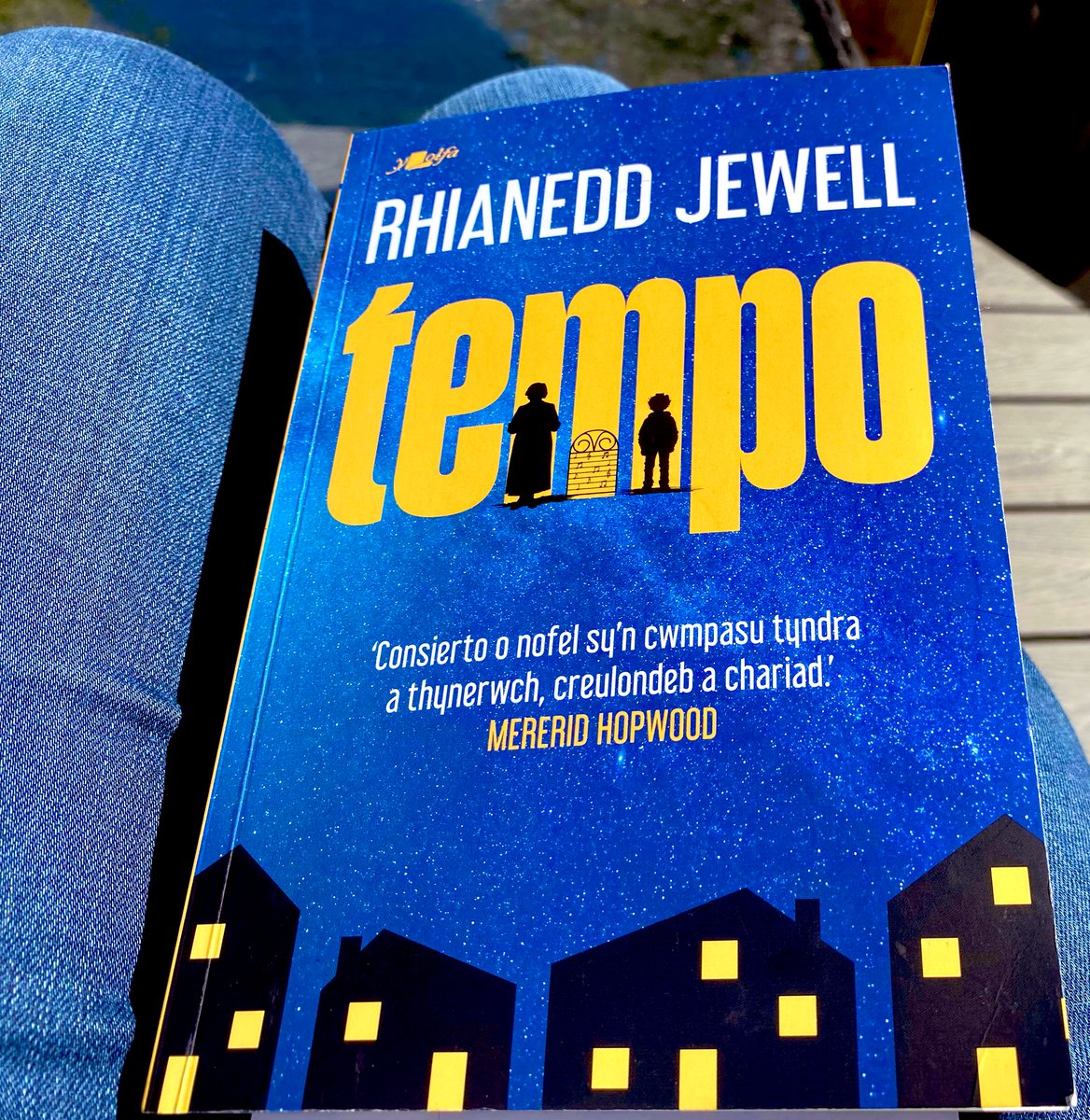 Tywydd perffaith i eistedd yn yr ardd a gorffen darllen ‘Tempo’. Nofel gyfoethog ei delweddaeth oedd yn taro tant efo fi am sawl rheswm…🎶
Diolch <a href="/Rhianeddjewell/">Rhianedd Jewell</a> ✨
