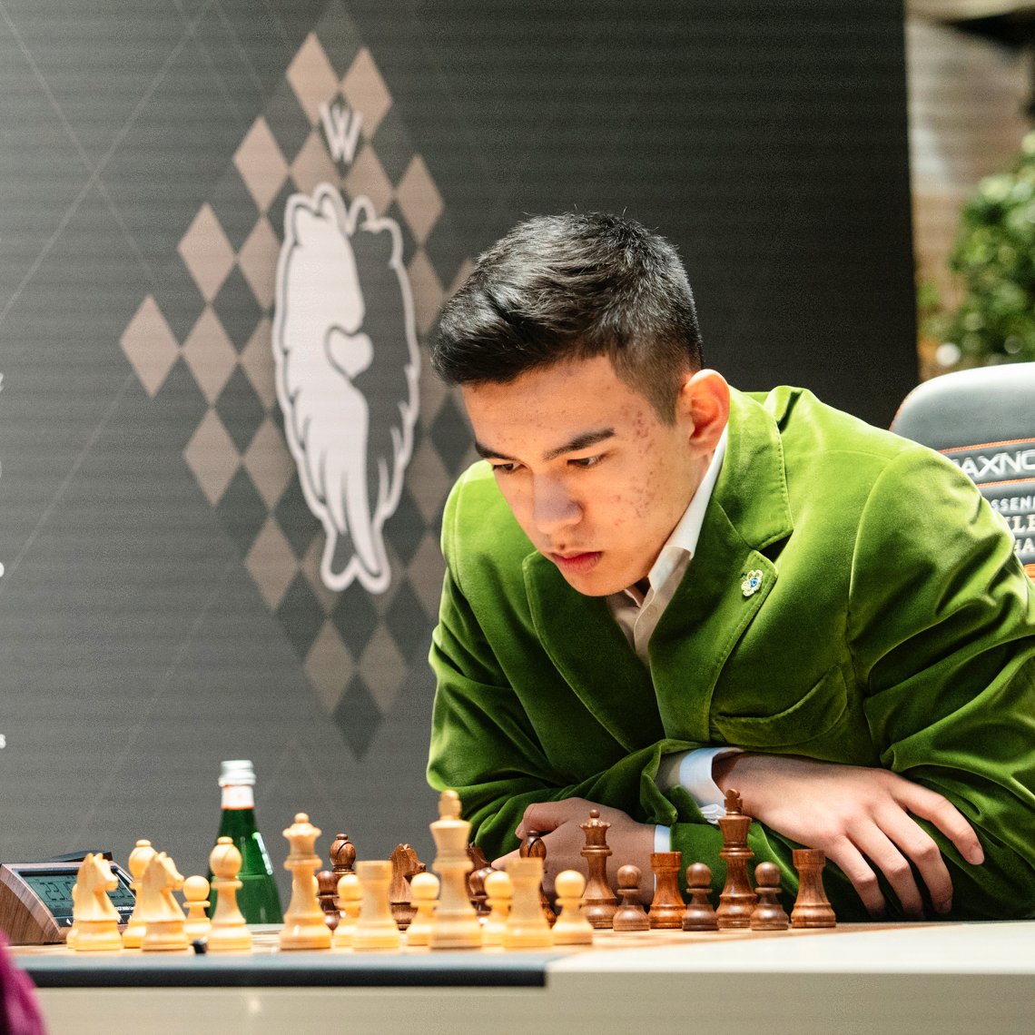 chesscom's tweet image. Despite being a last minute player substitution, GM Nodirbek Abdusattorov 🇺🇿 is sitting at the top of the standings (tied with Magnus) after 5 rounds! #FreestyleChess 👏