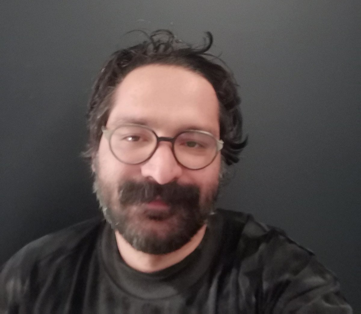 من کامران محمدخانی هستم، شاغل در باغ کتاب تهران
امروز و در این لحظه من آگاهانه و هوشیار، بدون مصرف الکل یا مخدر، به زندگی خودم پایان می‌دهم. دیگر تحمل این رنج را ندارم و متاسفم که تا اینجا برای اطرافیانم تلخی و تاریکی به بارآورده‌ام. حضور من دیگر مفید نیست. ببخشید و شاد بنوشید