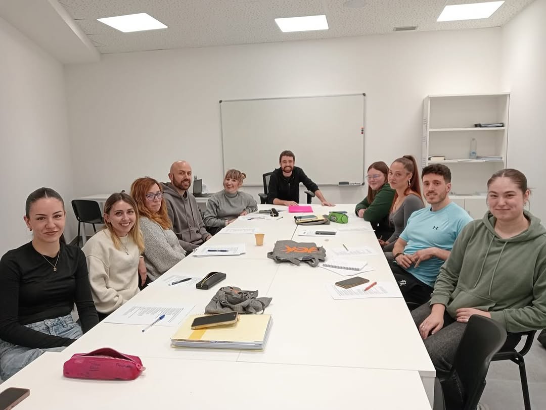 😉Astelehenarekin batera, AEKren euskaltegiak zabalik!
🧡Euskal Herriko biztanle guztiak euskaraz eroso bizitzea da gure xedea, eta horretan ari gara egunero gure euskaltegietan. 
📸 <a href="/oarsoaldekoaek/">Oarsoaldeko AEK</a>-ko ikasleak 👏🏽👏🏽
aek.eus