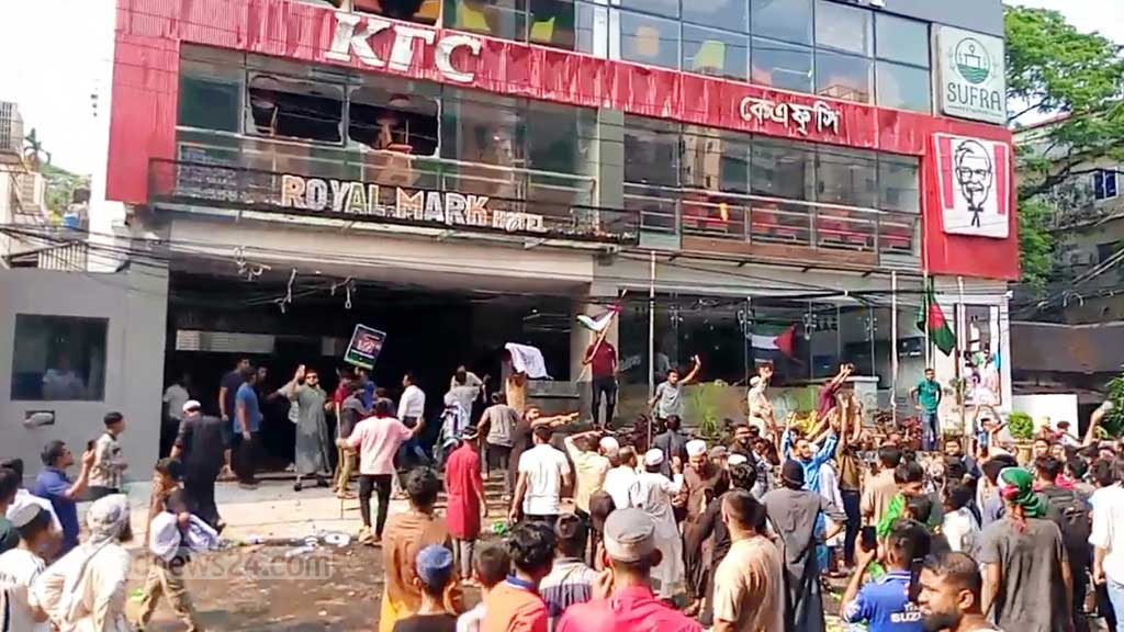 কোকাকোলা বিক্রি করায় সিলেটে কেএফসিতে ভাঙচুর, বাটায় জুতা চুরি