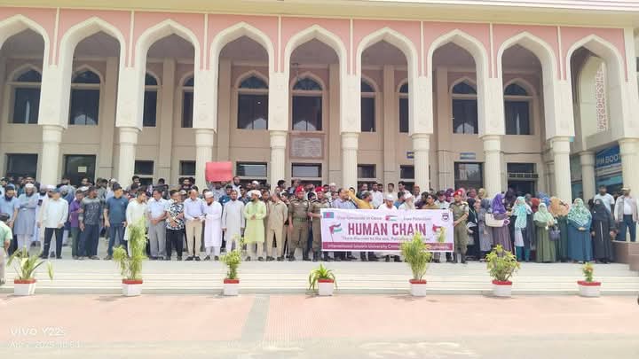 fahad_shaoon's tweet photo. Teachers, officials, staff, and students of  International Islamic University Chittagong (IIUC) held a human chain to express solidarity with the worldwide strike protesting the Israeli attacks on Gaza.🇵🇸
#FreePalestine 
#StopGenocideInGaza
#SaveGaza 
#GlobalStrikeForGaza https://t.co/cYlHg6brF0