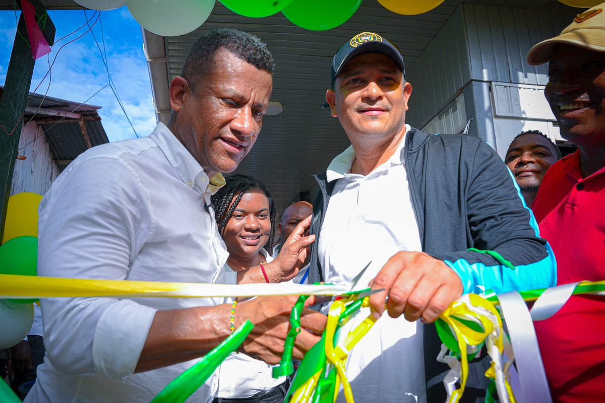 LuisAlfonsoEsc's tweet photo. La transformación también llegó a Chajal, donde inauguramos 576 metros de nuevos puentes palafíticos que cambian la vida cotidiana de esta comunidad rural.

En total, entre Chajal y Las Mercedes, entregamos 843 metros de infraestructura, con una inversión superior a $6.300 millones del Sistema General de Regalías, mejorando directamente la movilidad de más de 4.200 personas.

💙 En alianza con el Alcalde @FelixAHenao, paso a paso, construimos dignidad para Tumaco.
