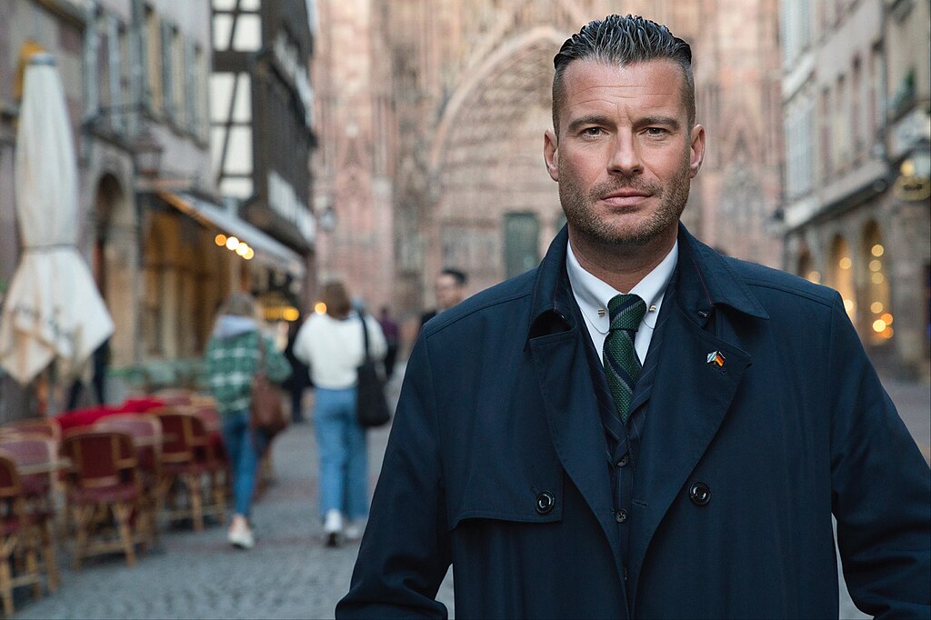 e_munich's tweet photo. Das ''Urteil'' zu David #Bendels dokumentiert in krasser Manier, dass wir in ganz dunklen Zeiten angekommen sind, in welchem es nun dem faschistoiden Repressionsstaat fern jeder Gewaltenteilung obliegt, in welche ''politisch-korrekte'' Richtung eine Meinungsfreiheit gewährt wird.
Daher kann Regierungskritik fortan ganz schnell im Knast enden, während beleidigende Diffamierungskampagnen gegen die #AfD straffrei ausgehen und sogar gerne gesehen sind.
Und so kommen auch diese weltweit einzigartig laschen ''Strafen'' gegen massenimportierte Schwerverbrecher zustande.
Dieses gleichgeschaltete und links-rot-grüne System aus Medien, Politik und Judikative muss fallen.
Das wird zwar ein steiniger Weg, aber er wird letztlich von Erfolg gekrönt sein.
Ich kotze im maximalen Strahl und möchte überdies hiermit meine vollumfängliche Solidarität mit Herrn Bendels öffentlich bekunden.
#Meinungsfreiheit #DDR #Miosga #Faeser