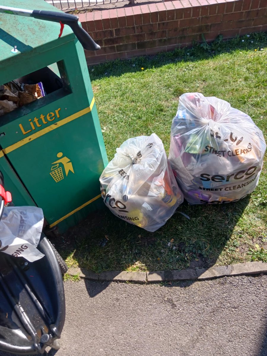 Litterwatch1's tweet photo. Huge thanks to Malcolm for starting his Monday with a litter pick on his way to Mary MacArthur Park in Cradley. He collected 2 bags of litter, helping to keep our community cleaner & greener. #adoptastreet #volunteeringisfun #litterpickingiscool #Communitychampions #Sandwell https://t.co/4hU5k6hy5O