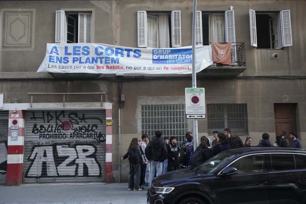 🔴Avui, hem estat defensant la llar de 3 famílies del Grup d'Habitatge. La família de rendistes Barceló-Cadiere estava amenaçant amb expulsar de casa seva. Finalment, després d'una intervenció de la BRIMO i ARRO de 2 hores, s'ha acabat executant el desnonament.

Obrim fil!🧵