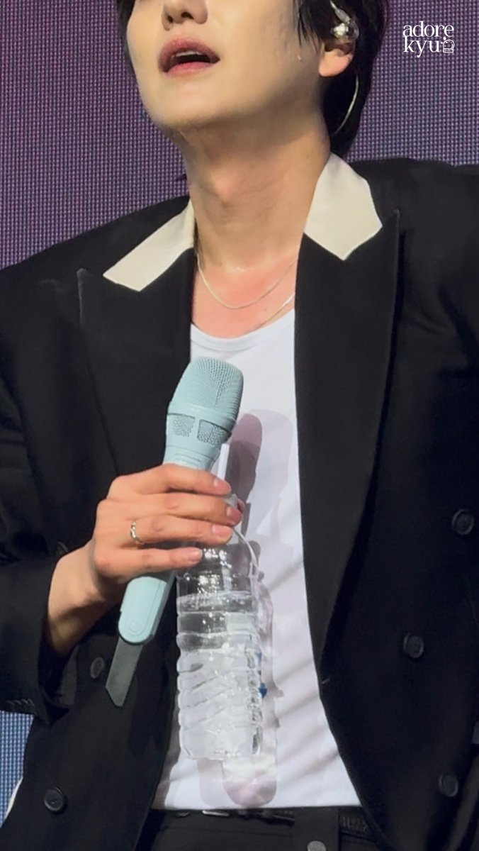 250405 &lt;COLORS&gt; in Manila 🇵🇭 

Kyuhyun said he danced really really hard because its the last show, last time we can watch the dance song medley segment. After dancing, he was so so hot, he kneeled on the floor to clean his sweat, his hair got alittle messy and also his body was
