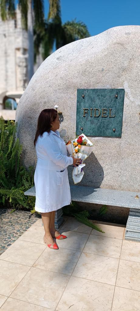 Homenaje eterno a nuestro querido Comandante en Jefe #FidelPorSiempre Flores en nombre de las agradecidas y el compromiso de lealtad y combate.
#MujeresEnRevolución 
#ElLegadoDeVilma