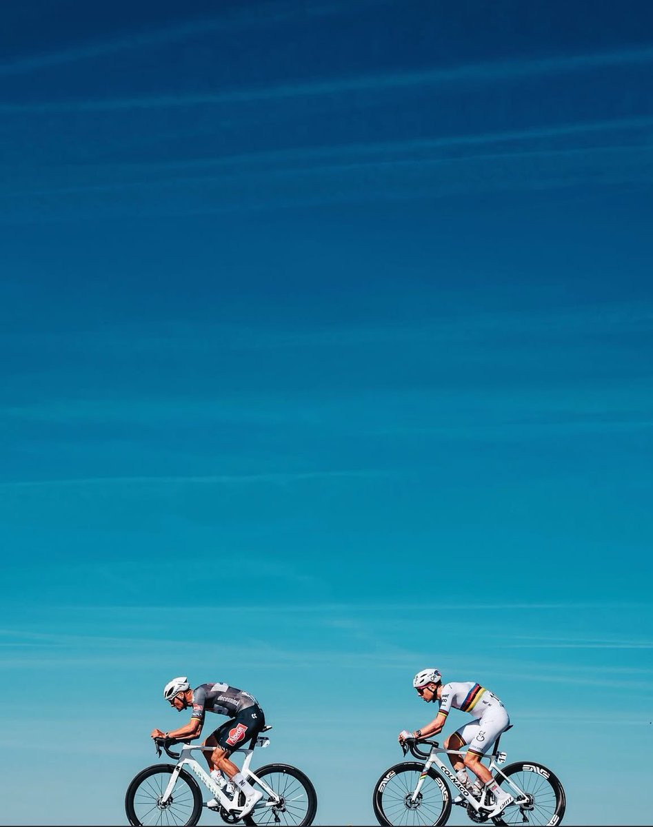 THREAD

The best photos from Ronde van Vlaanderen. 💙

1. Two GOATs together in a blue world. (📷: jeredgruber)